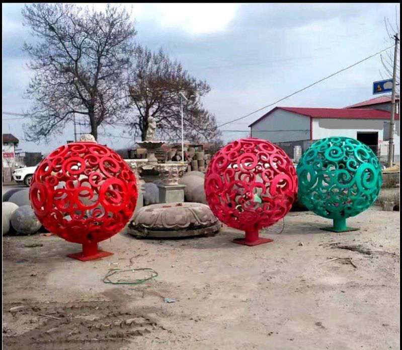 彩色不锈钢镂空球雕塑图片