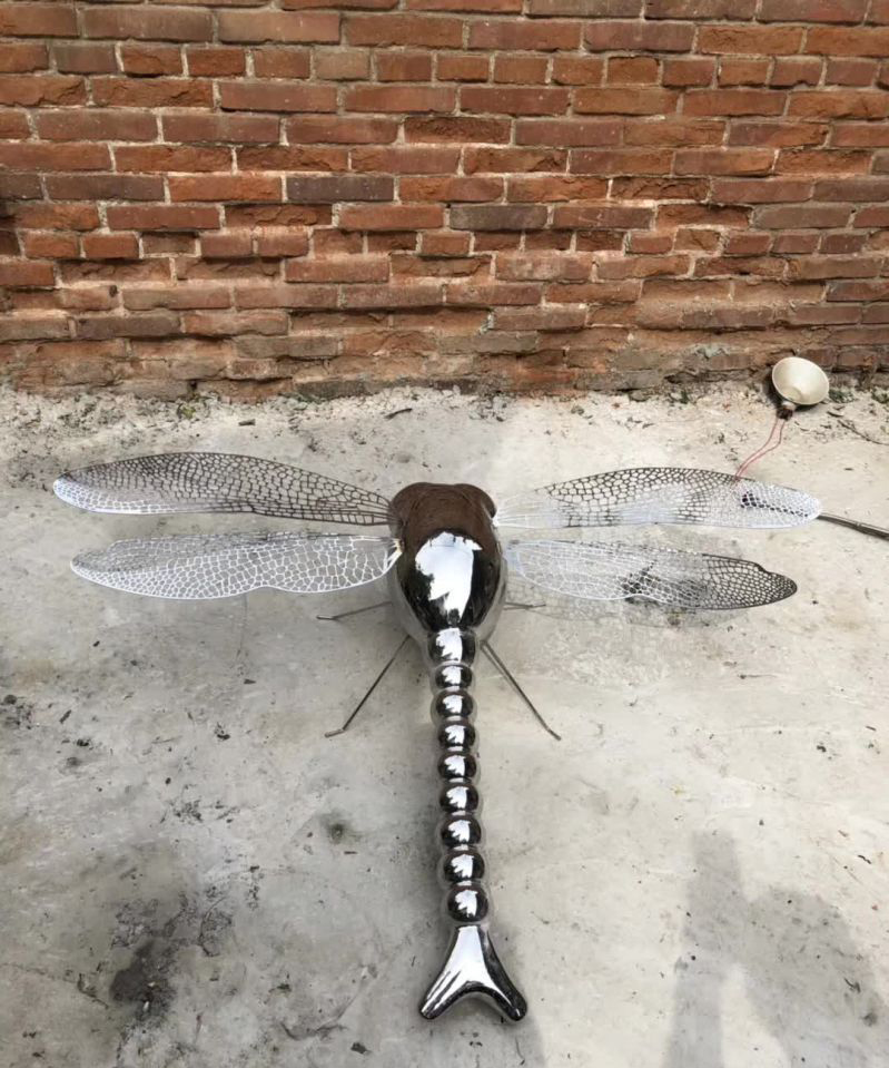 不锈钢城市镂空蜻蜓雕塑图片