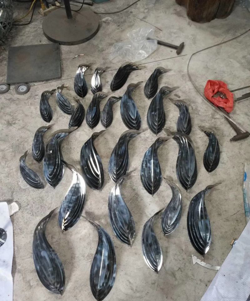 不锈钢镜面鱼群雕塑图片