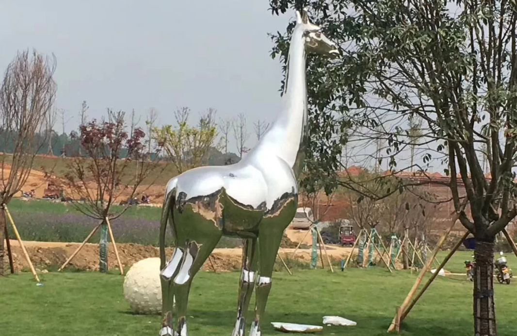 不锈钢长颈鹿雕塑图片