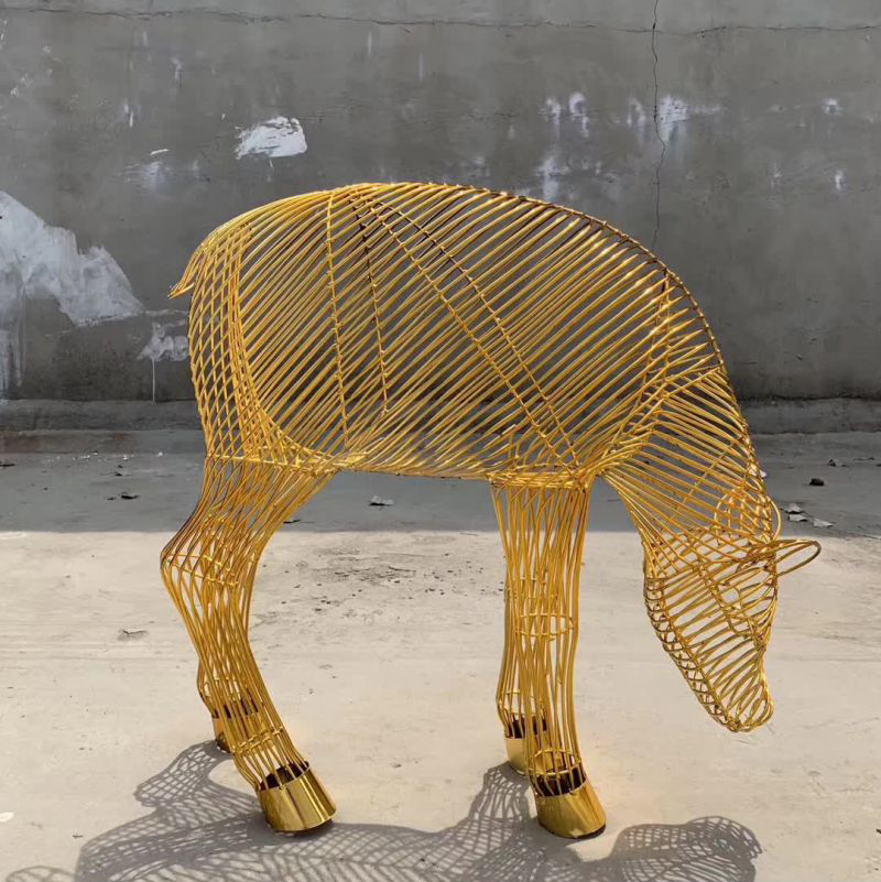 低头鹿镂空不锈钢雕塑图片