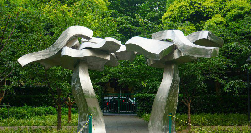 公园不锈钢抽象扭曲雕塑图片