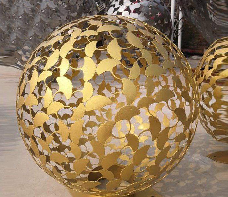 不锈钢银杏叶图案镂空球雕塑图片