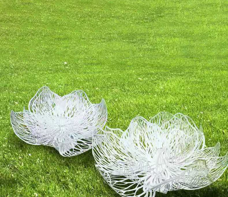 不锈钢园艺花朵镂空雕塑图片