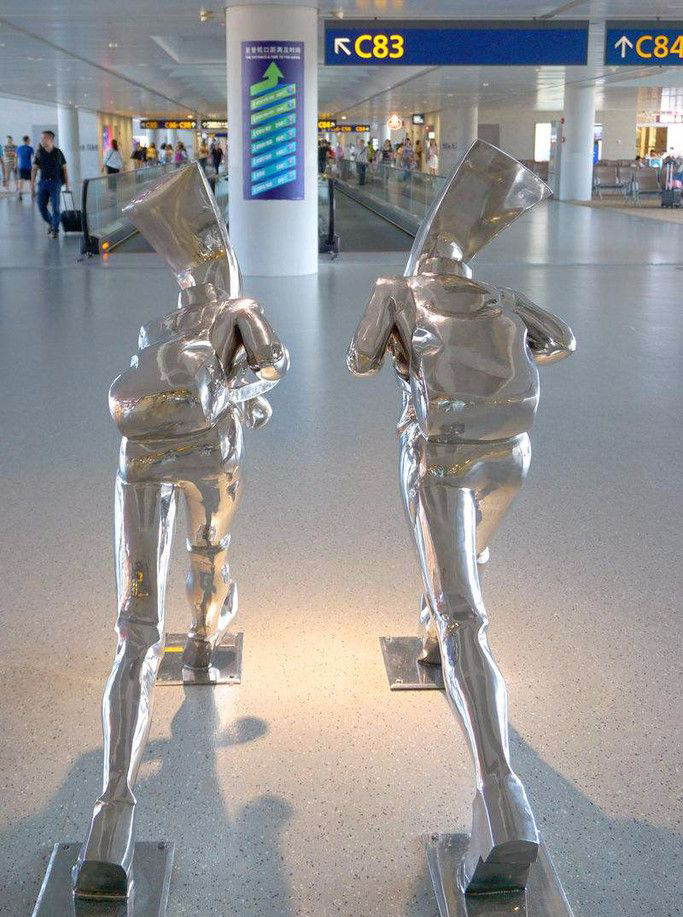车站不锈钢背包人物雕塑图片