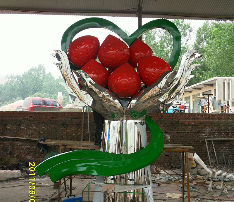 不锈钢草莓广场景观雕塑图片