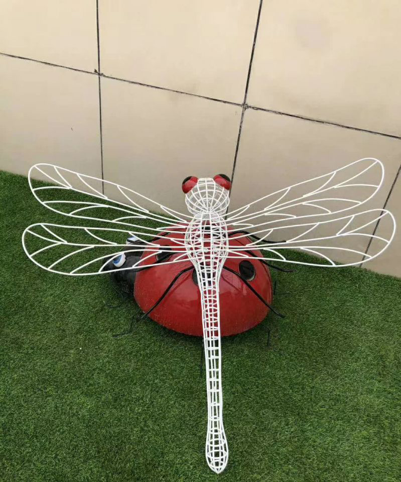 不锈钢镂空蜻蜓雕塑图片
