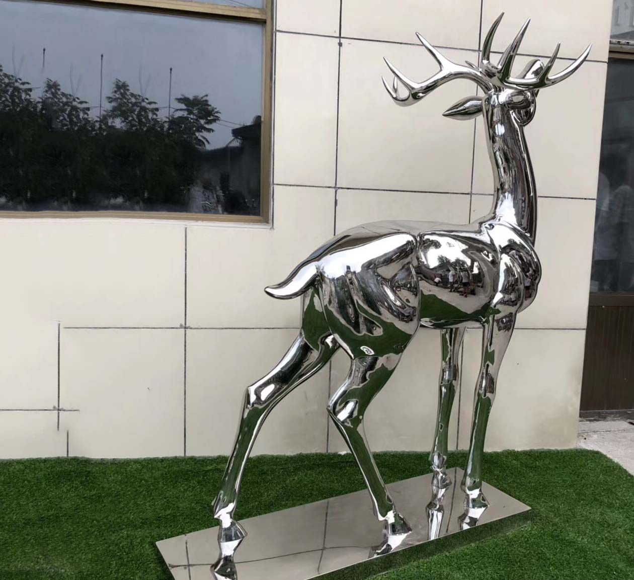 不锈钢鹿镜面雕塑图片