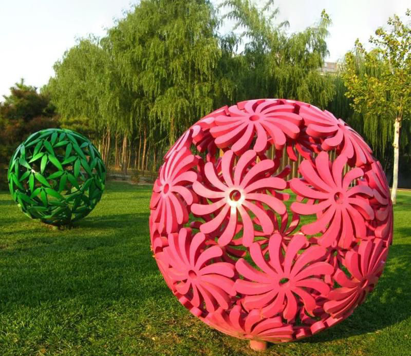 公园不锈钢花球景观雕塑图片