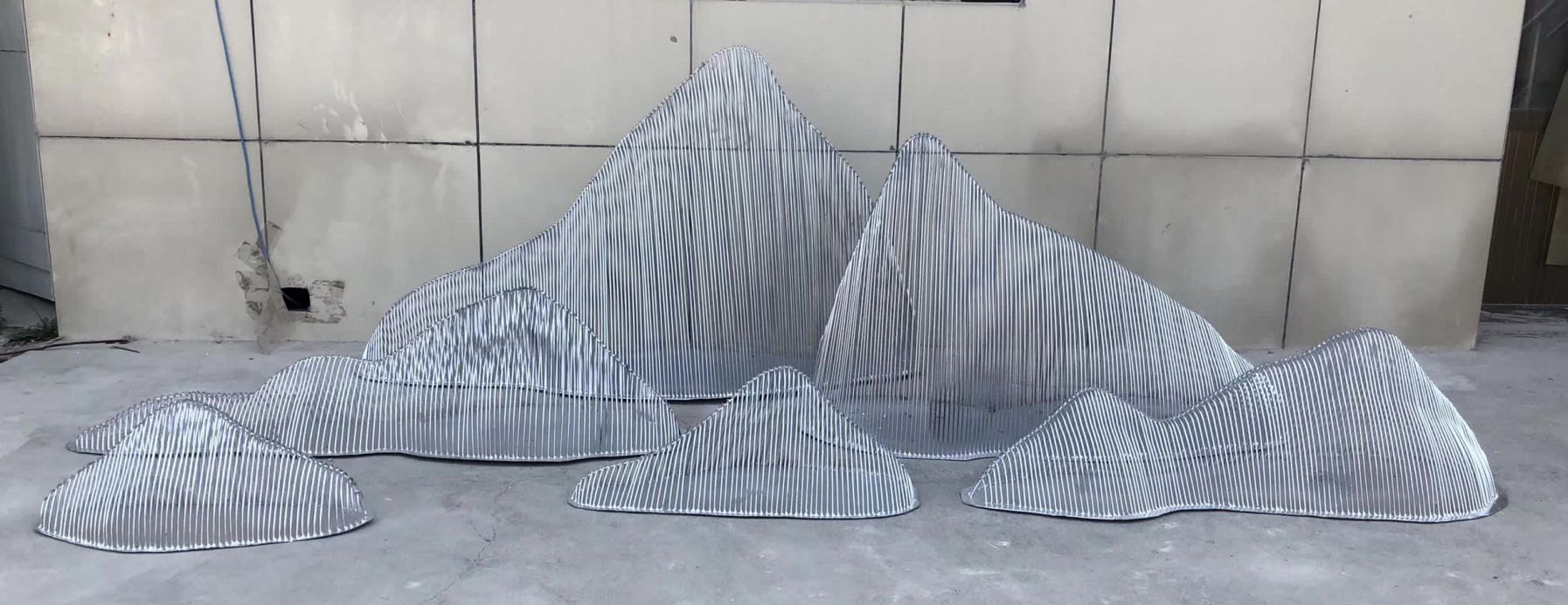 不锈钢镂空假山雕塑图片