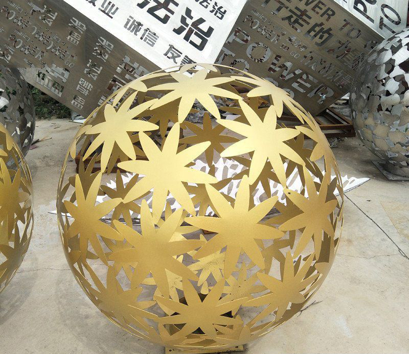 不锈钢镂空树叶圆球雕塑图片