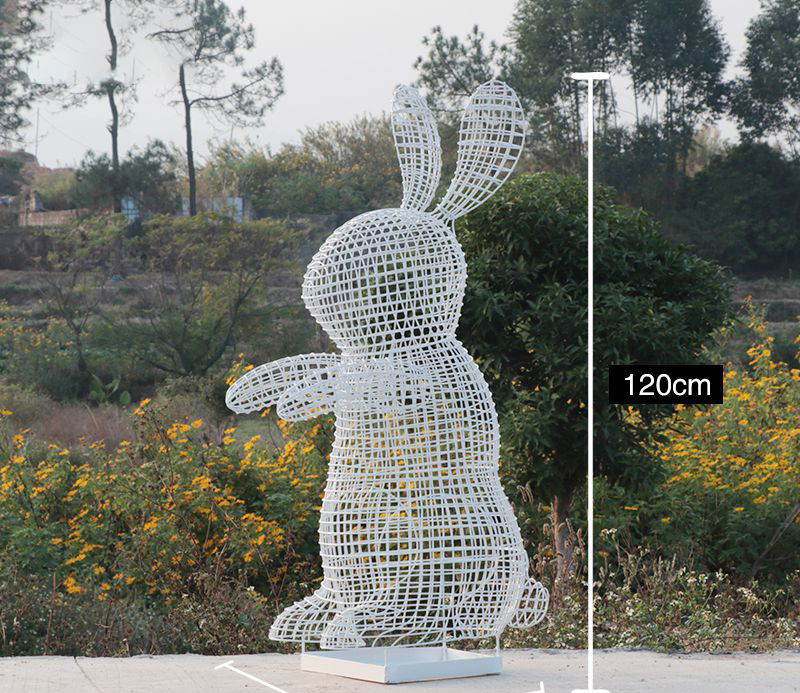 不锈钢镂空兔子雕塑图片