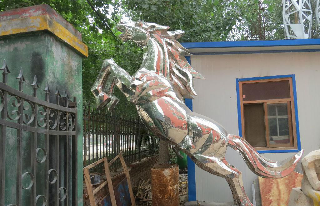 公园不锈钢奔跑的马动物雕塑图片