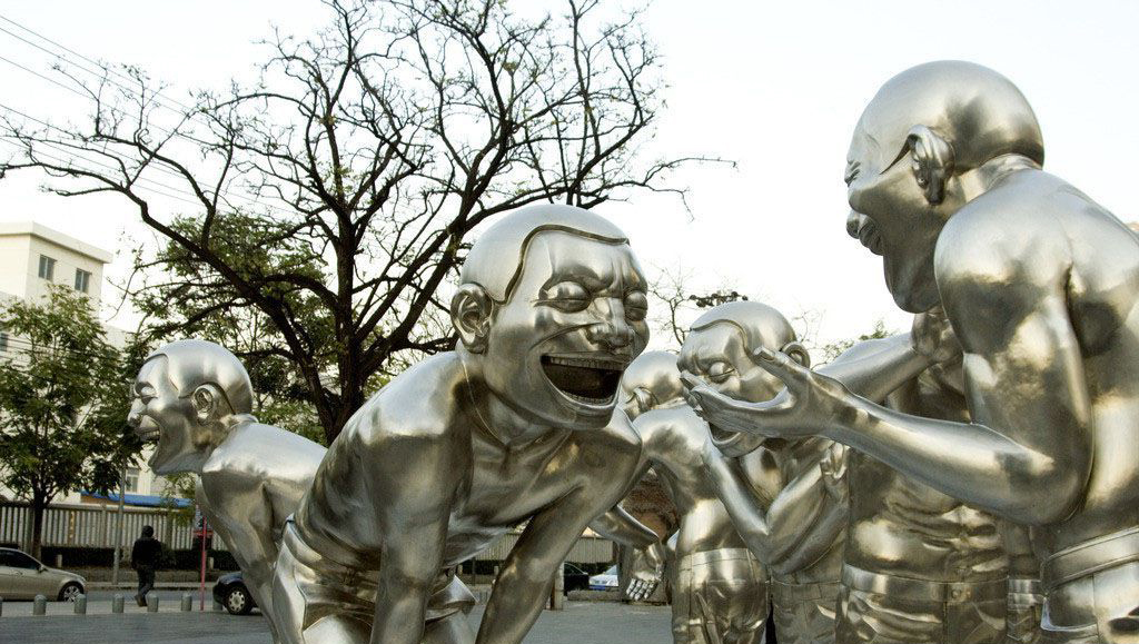 公园不锈钢大笑的人物雕塑图片