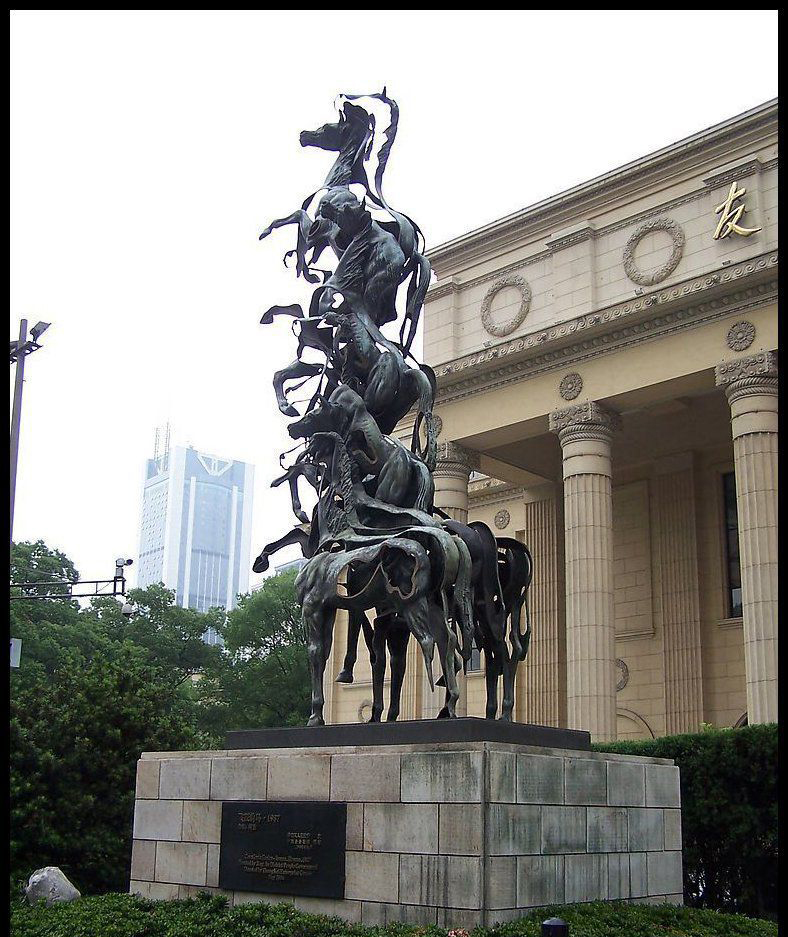 公园不锈钢叠在一起的马抽象雕塑图片