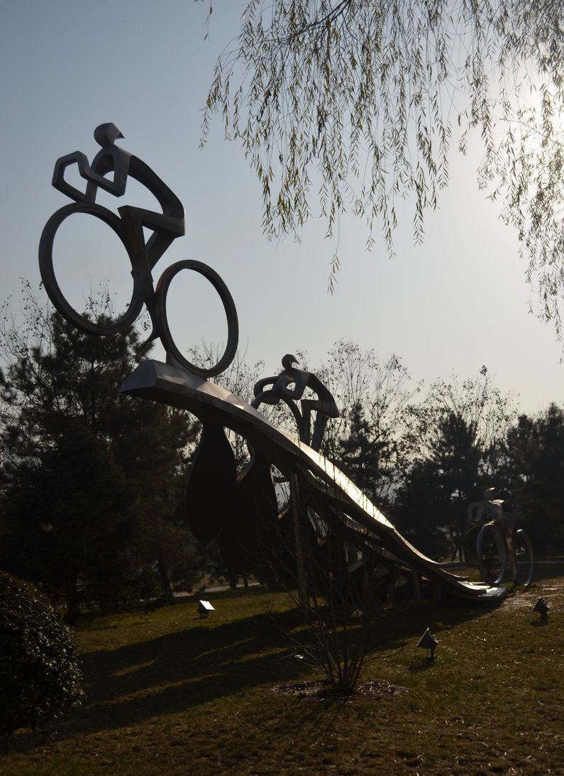 公园不锈钢骑单车雕塑图片