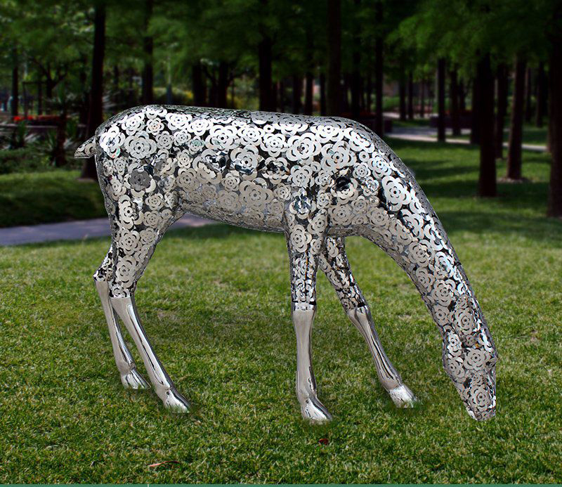 不锈钢镂空低头吃草梅花鹿雕塑图片