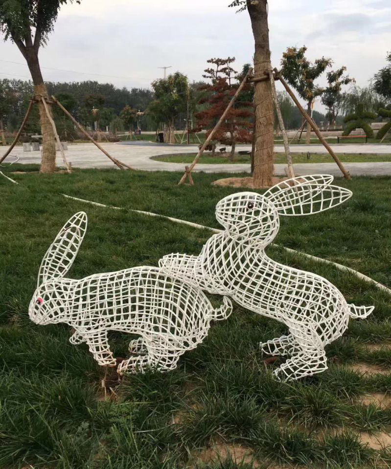 不锈钢镂空兔子公园雕塑图片