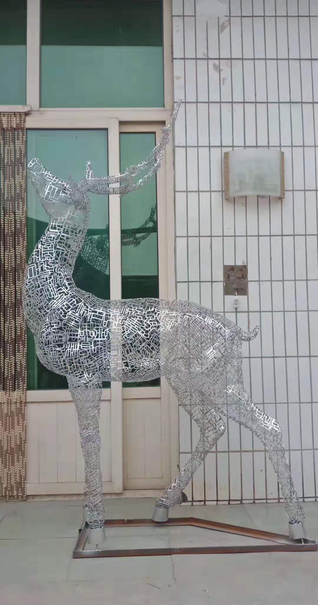 不锈钢铁艺镂空鹿雕塑公园园林景观动物摆件图片