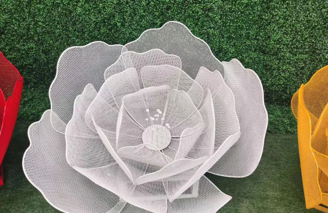 彩色不锈钢镂空花朵雕塑 图片