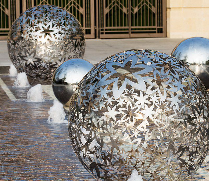 各种不锈钢镂空球造型雕塑 图片