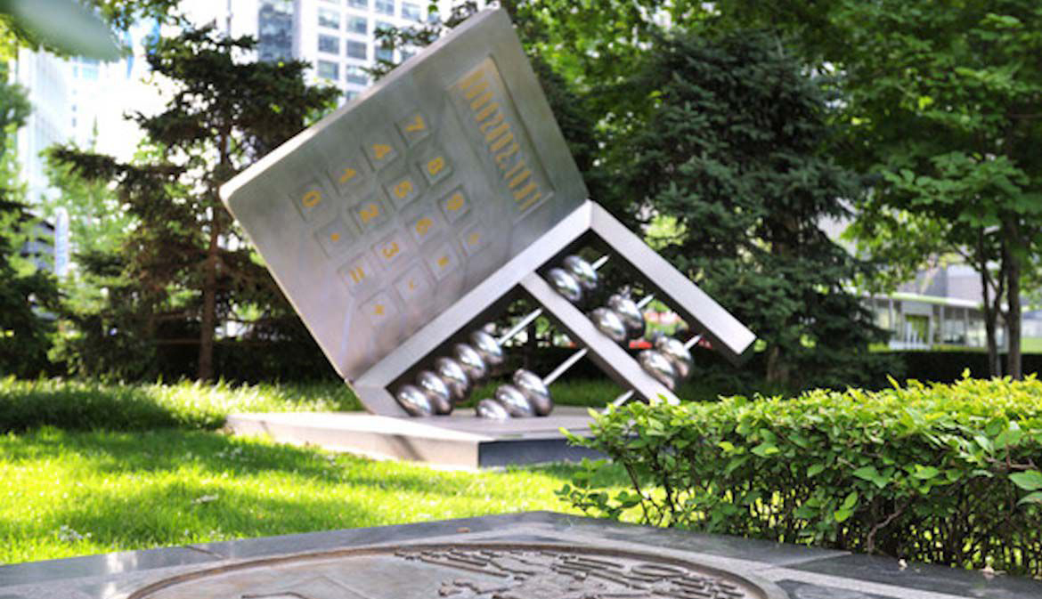公园不锈钢抽象算盘和计算器雕塑图片