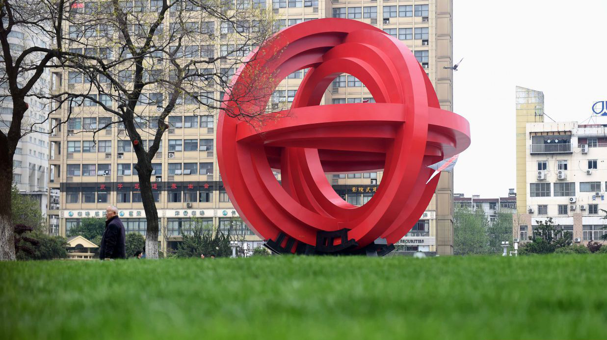 公园不锈钢十字交叉的圆环雕塑图片