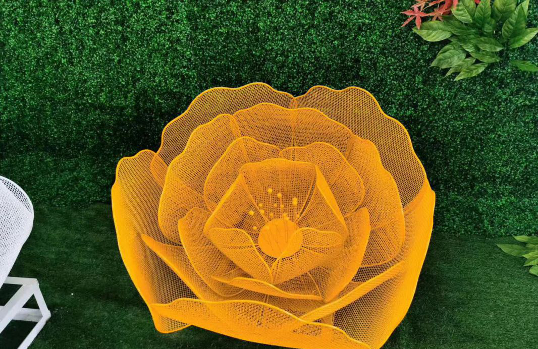 不锈钢彩色镂空花朵雕塑图片