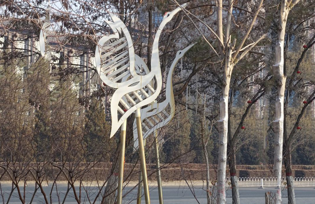不锈钢抽象仙鹤雕塑图片