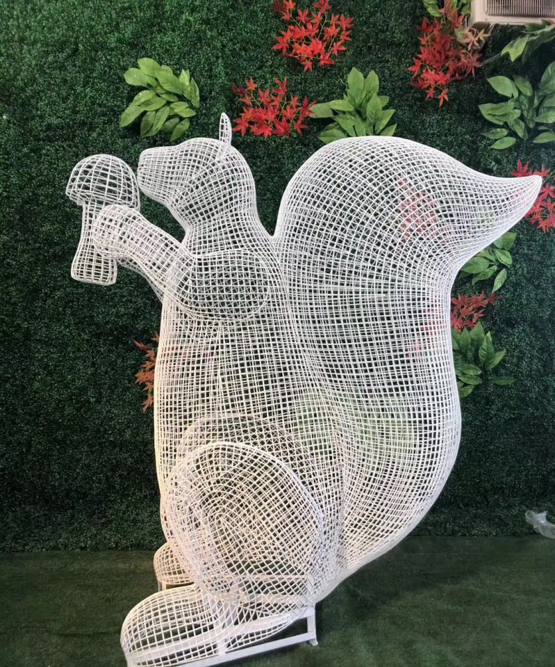 不锈钢镂空松鼠雕塑 图片