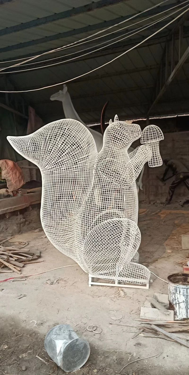不锈钢镂空松鼠雕塑广场动物雕塑图片