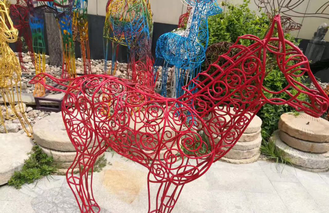 不锈钢艺术镂空小鹿雕塑图片