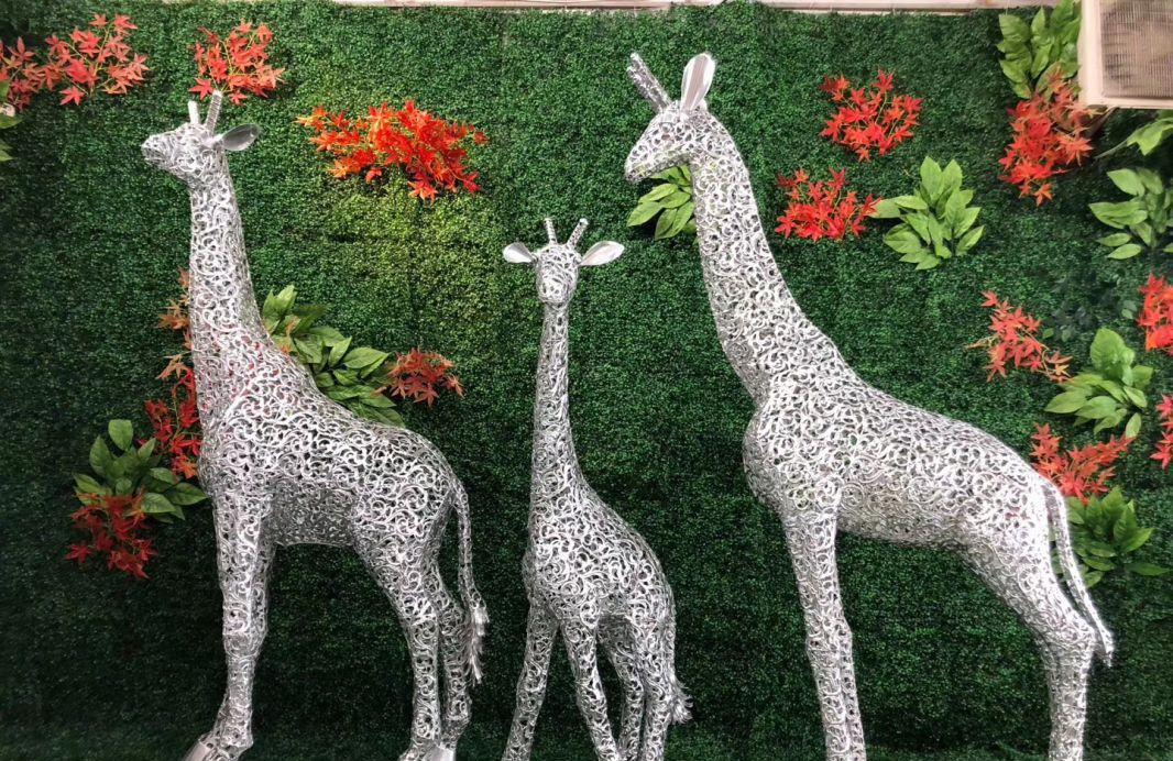 公园不锈钢抽象长颈鹿雕塑图片