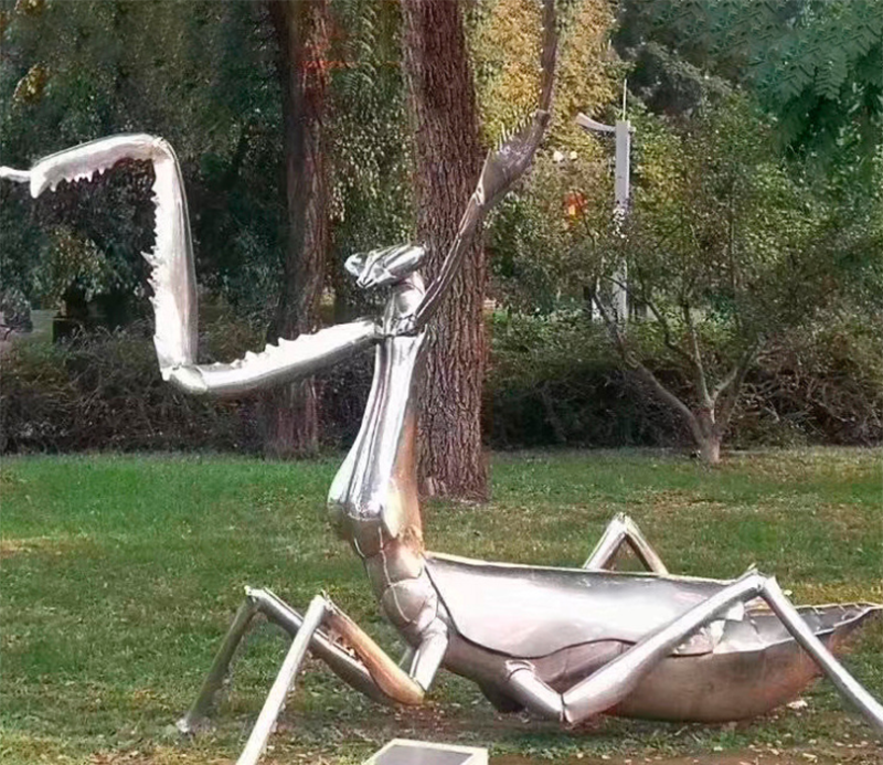 公园不锈钢螳螂雕塑图片