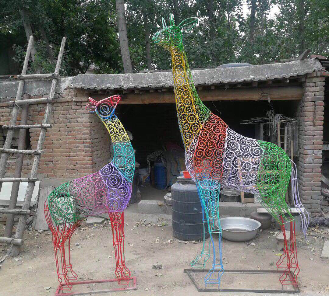 公园彩色不锈钢镂空长颈鹿雕塑图片